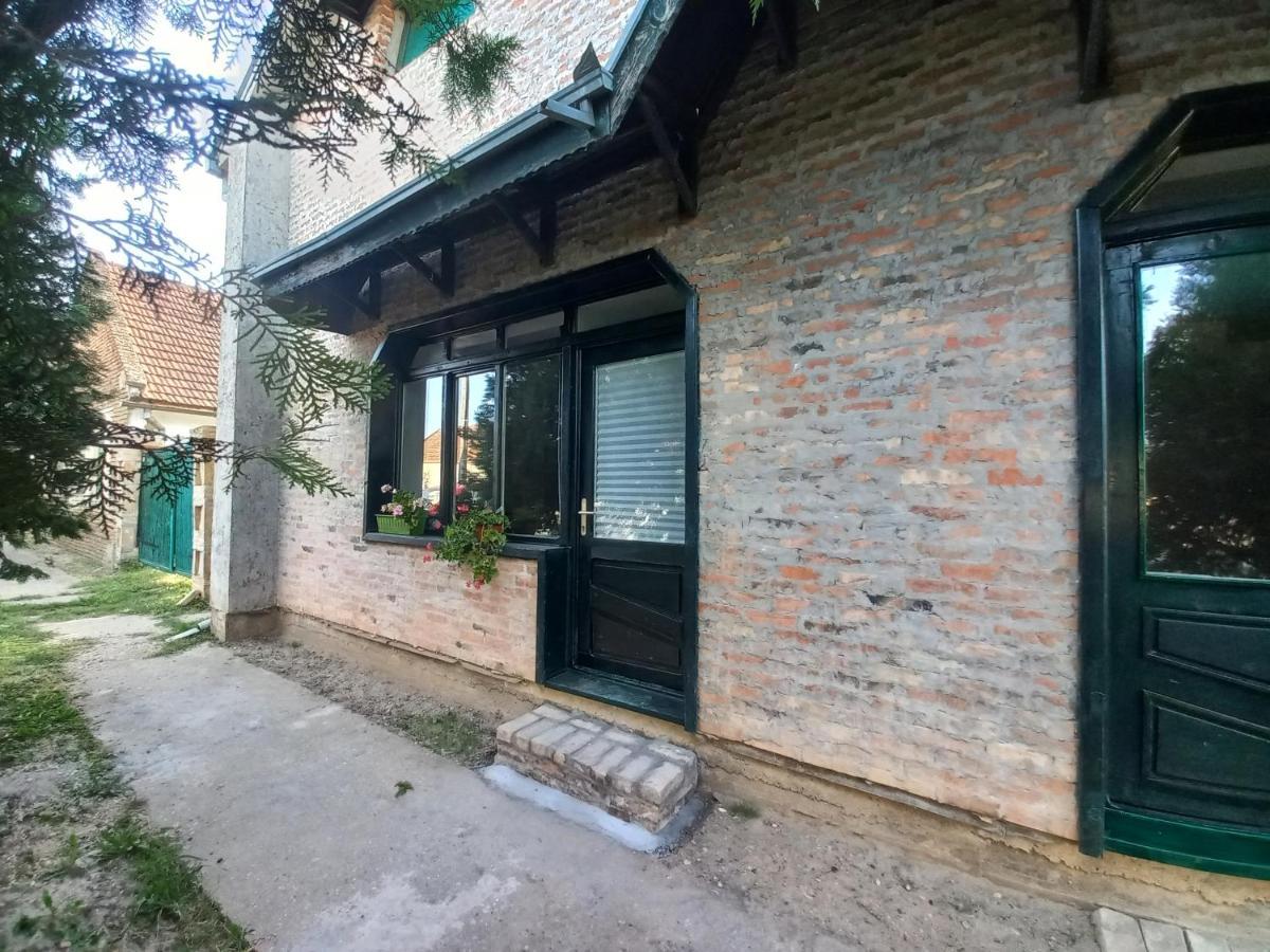 Kod Velikih Tuja Apartment Melenci Exterior photo